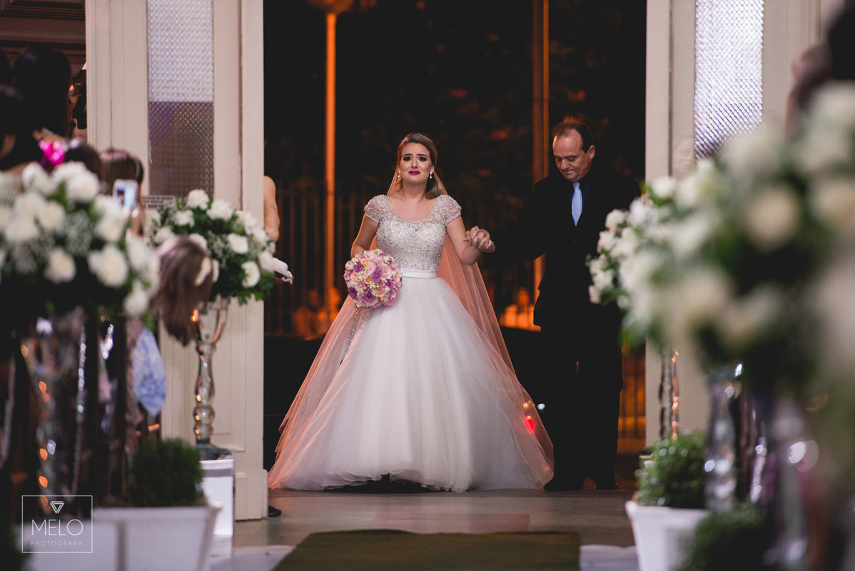 O grande dia da Aline e do Vitor foi simplesmente perfeito, depois de dois ensaios maravilhoso finalmente chegamos ao dia tão esperado! Nós rimos, brincamos, choramos e dançamos juntos! Em todos esses anos de fotografia nós enc
