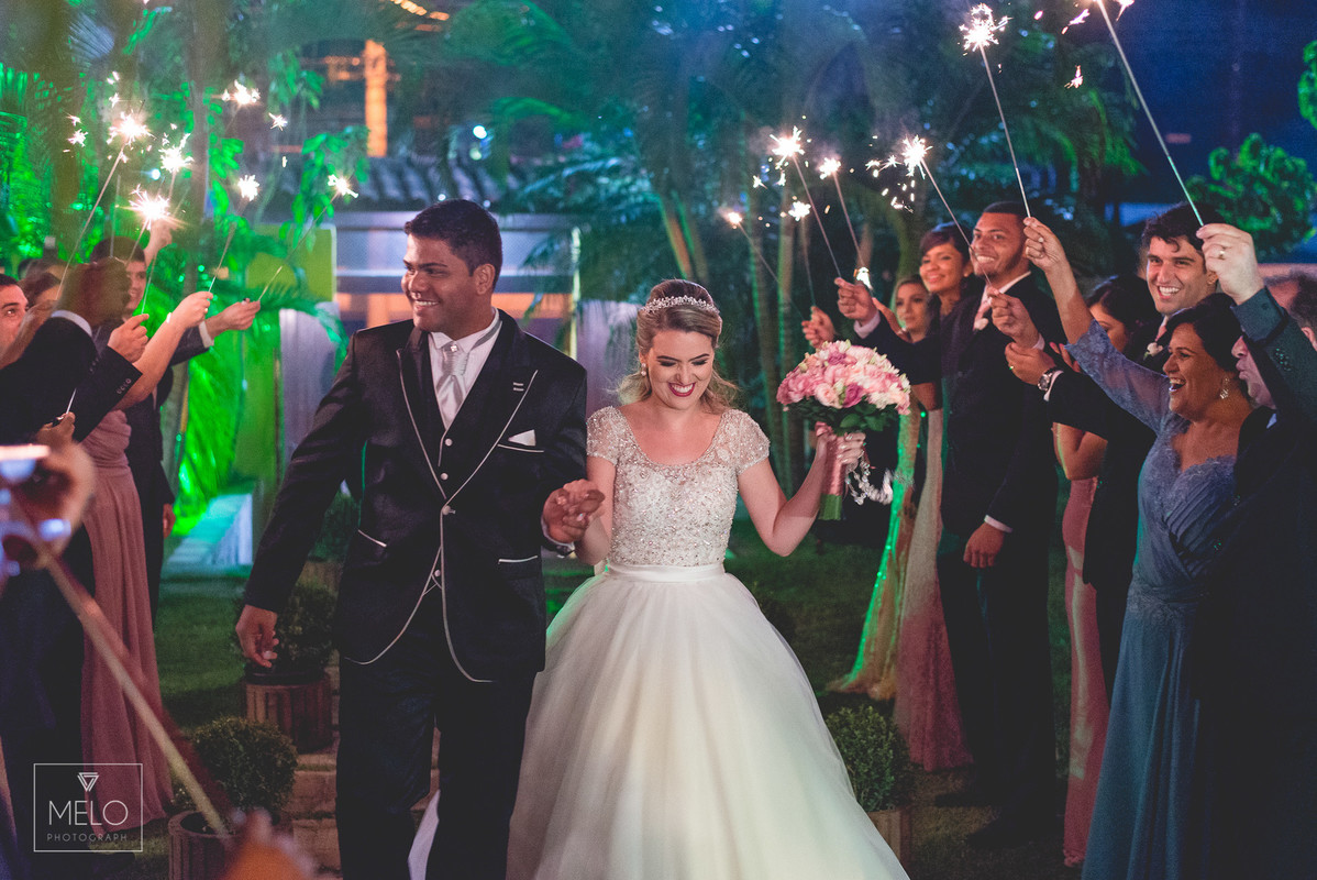 O grande dia da Aline e do Vitor foi simplesmente perfeito, depois de dois ensaios maravilhoso finalmente chegamos ao dia tão esperado! Nós rimos, brincamos, choramos e dançamos juntos! Em todos esses anos de fotografia nós enc