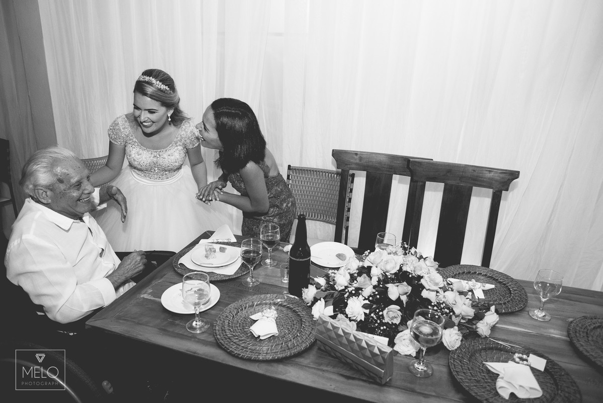 O grande dia da Aline e do Vitor foi simplesmente perfeito, depois de dois ensaios maravilhoso finalmente chegamos ao dia tão esperado! Nós rimos, brincamos, choramos e dançamos juntos! Em todos esses anos de fotografia nós enc