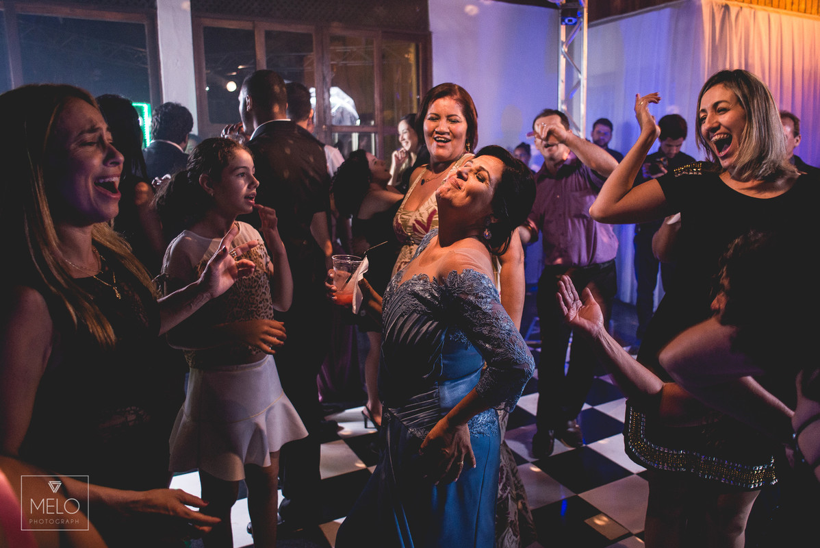 O grande dia da Aline e do Vitor foi simplesmente perfeito, depois de dois ensaios maravilhoso finalmente chegamos ao dia tão esperado! Nós rimos, brincamos, choramos e dançamos juntos! Em todos esses anos de fotografia nós enc