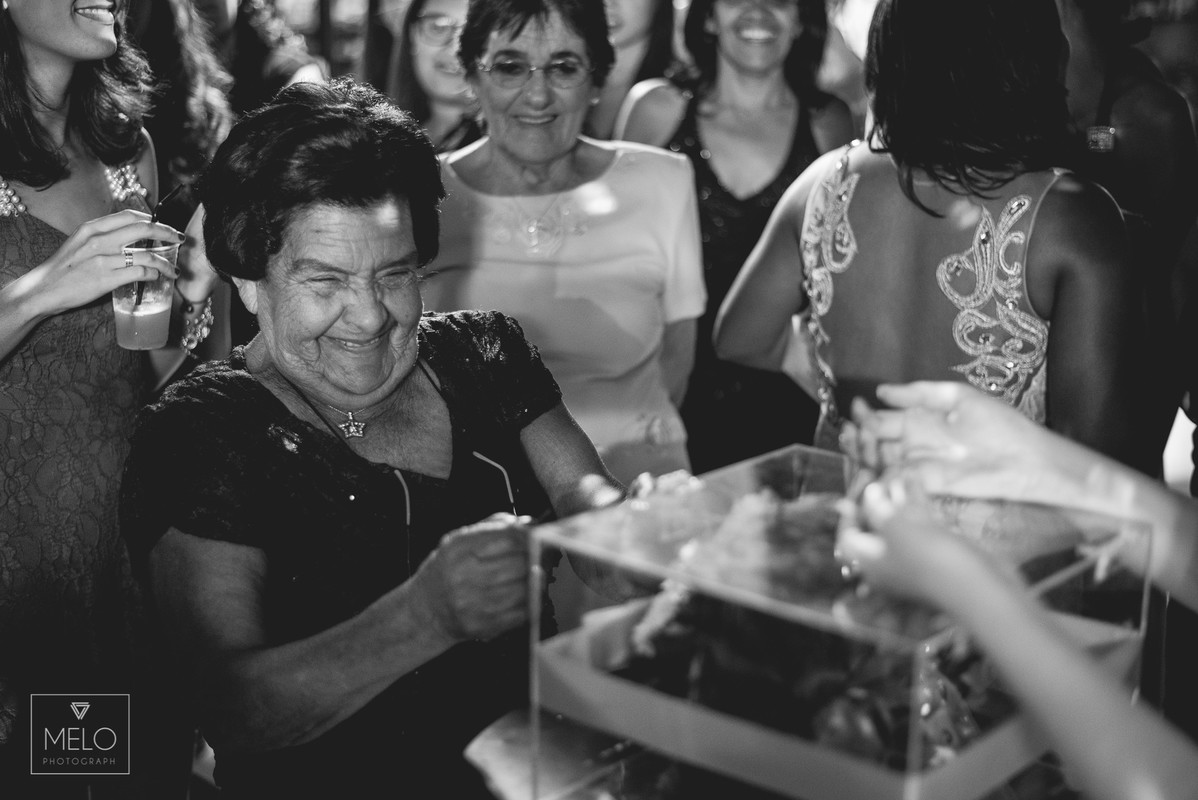 O grande dia da Aline e do Vitor foi simplesmente perfeito, depois de dois ensaios maravilhoso finalmente chegamos ao dia tão esperado! Nós rimos, brincamos, choramos e dançamos juntos! Em todos esses anos de fotografia nós enc