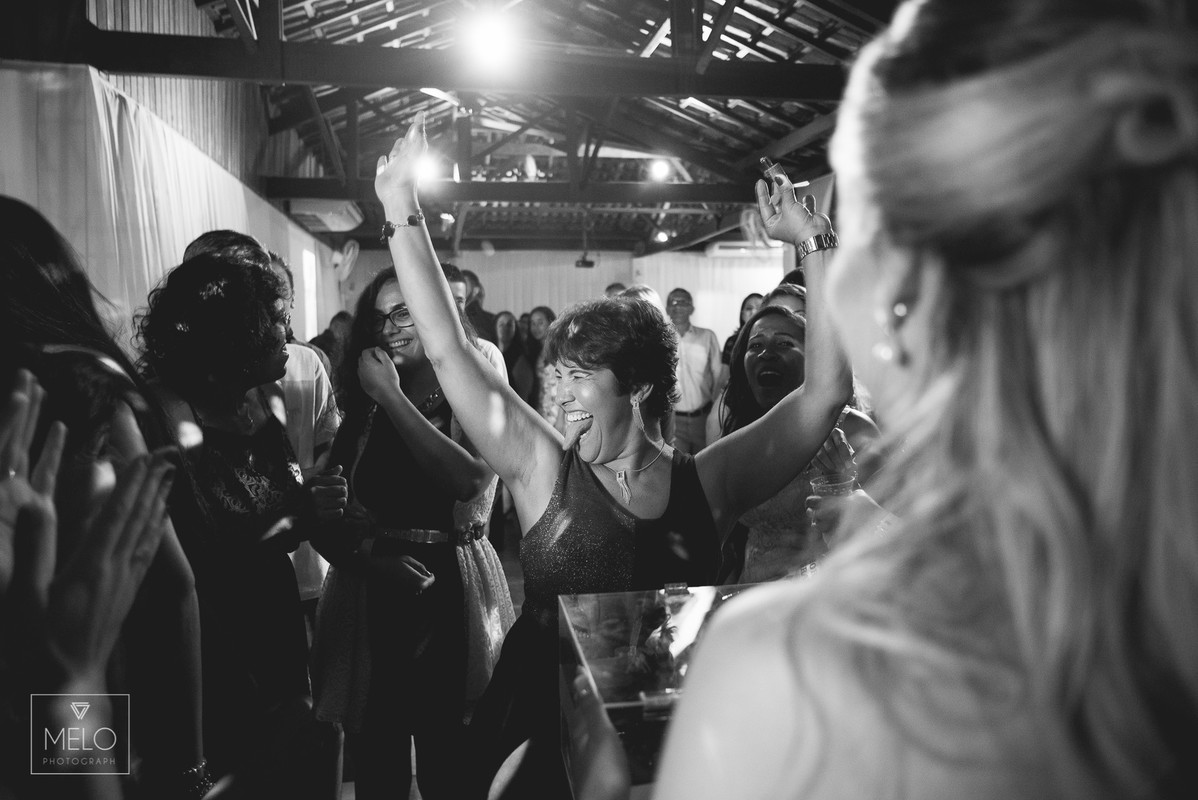 O grande dia da Aline e do Vitor foi simplesmente perfeito, depois de dois ensaios maravilhoso finalmente chegamos ao dia tão esperado! Nós rimos, brincamos, choramos e dançamos juntos! Em todos esses anos de fotografia nós enc