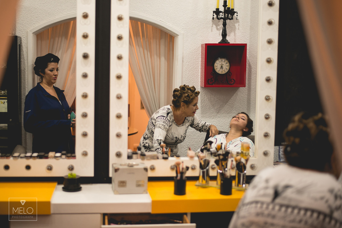 Chegamos depois do almoço para clicar o make do Renato e quando entramos nos deparamos com um darth vader gigante, só por ai já dava pra imaginar que esse casamento seria épico, mas para nos surpreender mais ainda chegamos no m