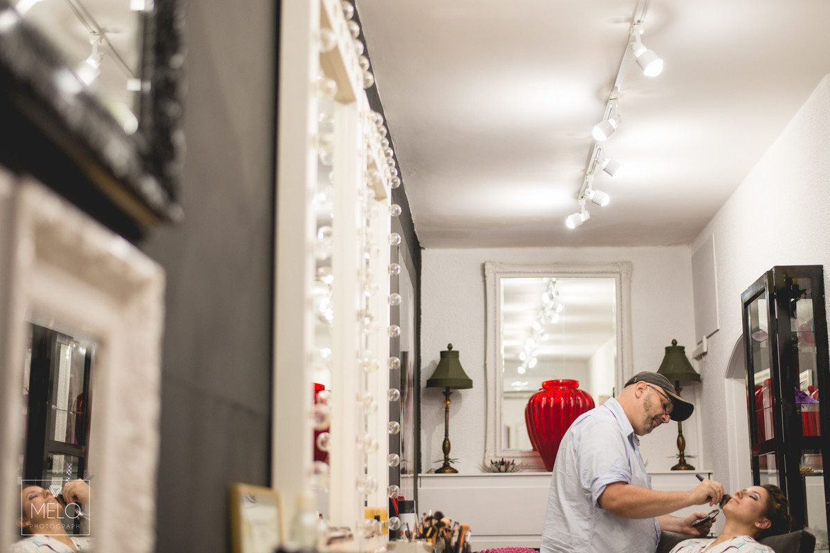 Chegamos depois do almoço para clicar o make do Renato e quando entramos nos deparamos com um darth vader gigante, só por ai já dava pra imaginar que esse casamento seria épico, mas para nos surpreender mais ainda chegamos no m