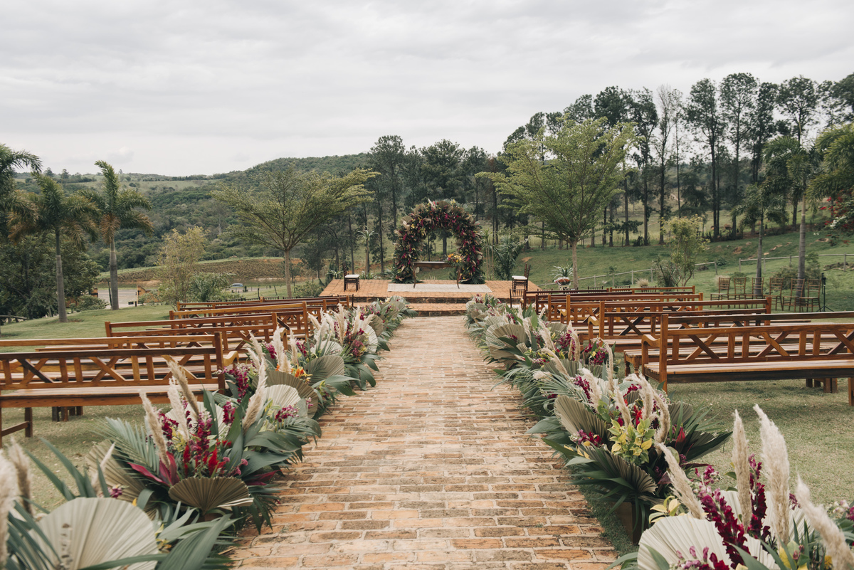 arco de flores elemento de decoracao para casamentos na fazenda