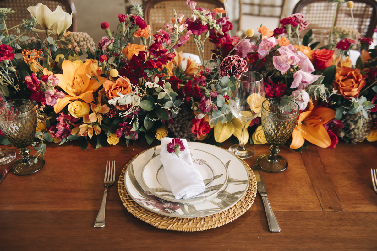 decoracao com flores vermelhas e amarelas