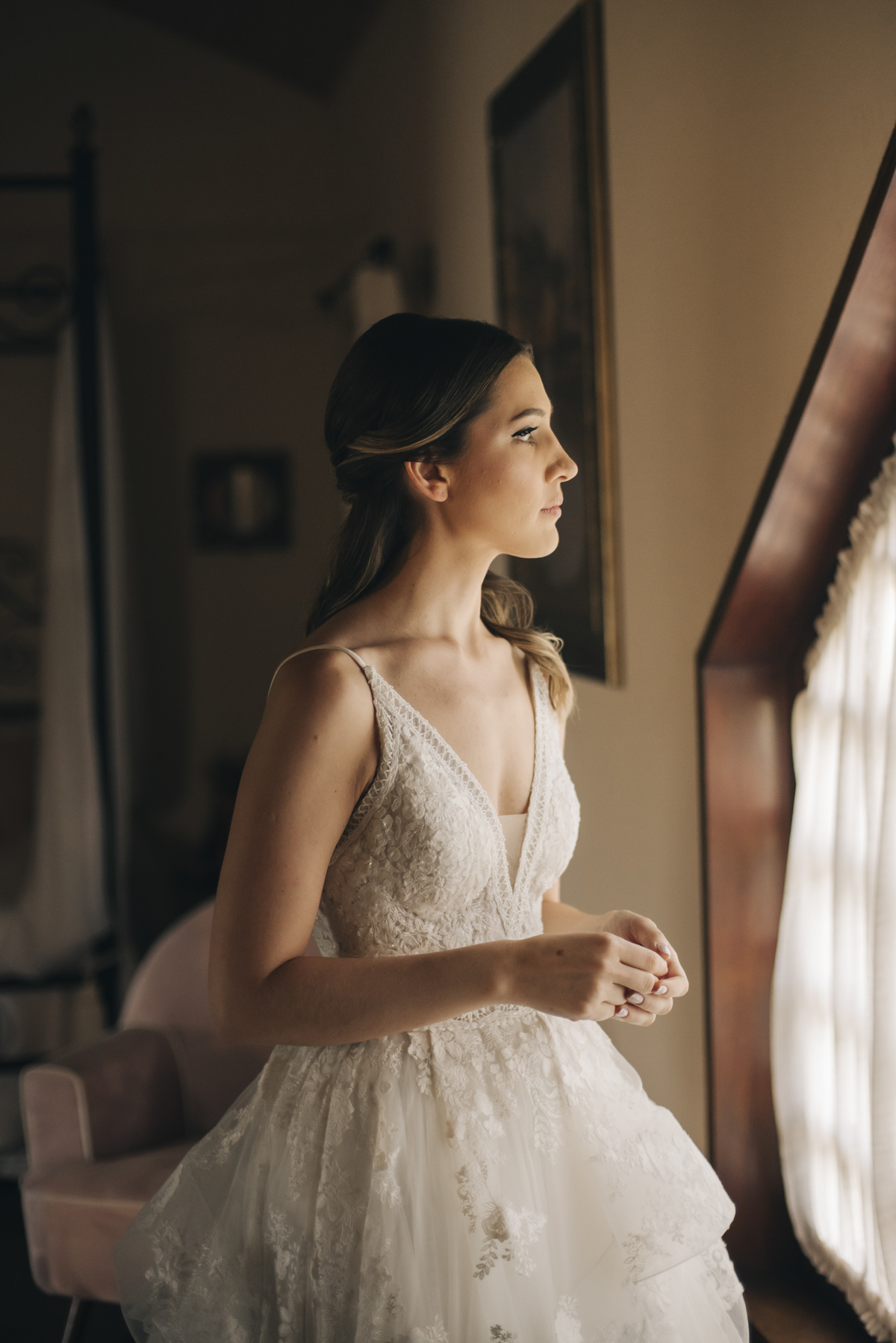 noiva ansiosa na janela antes do casamento