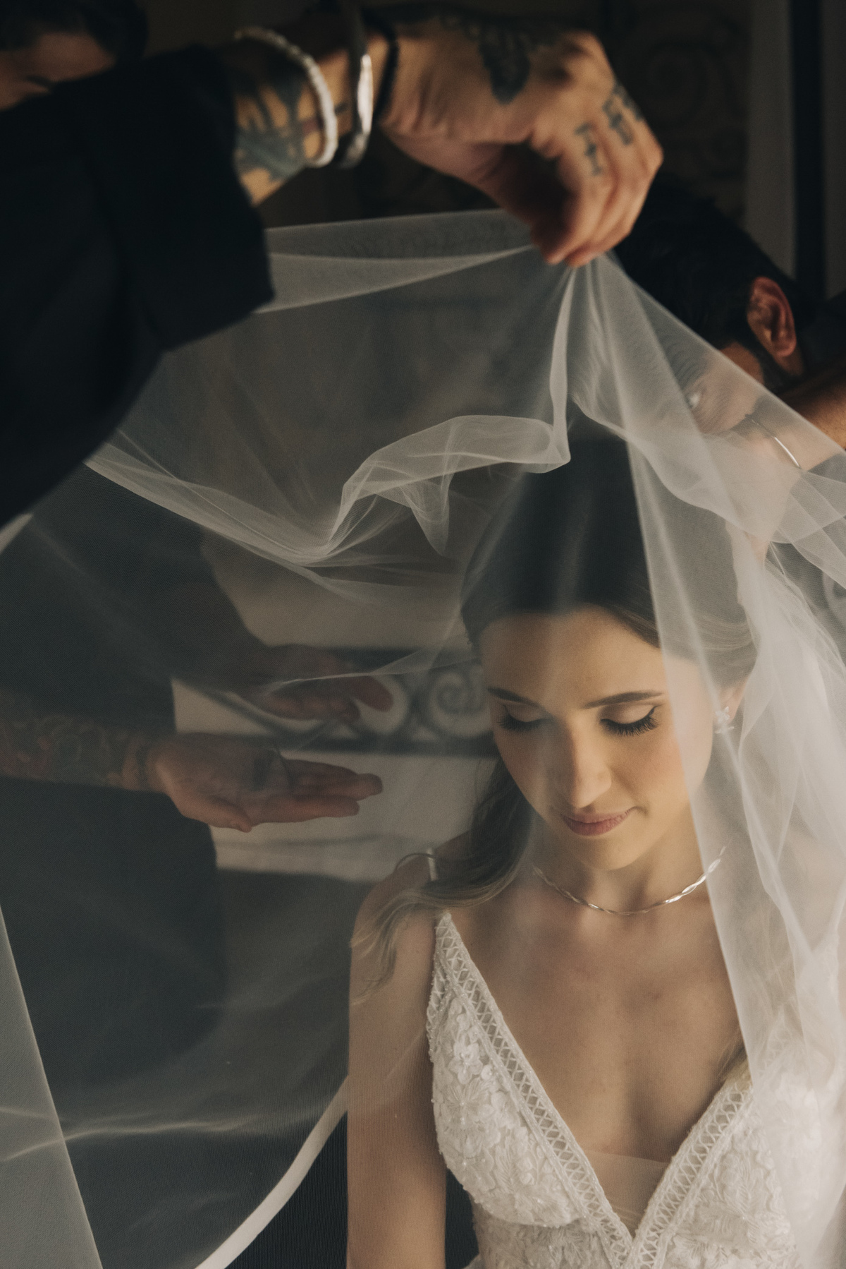 a noiva colocando o veu antes do casamento