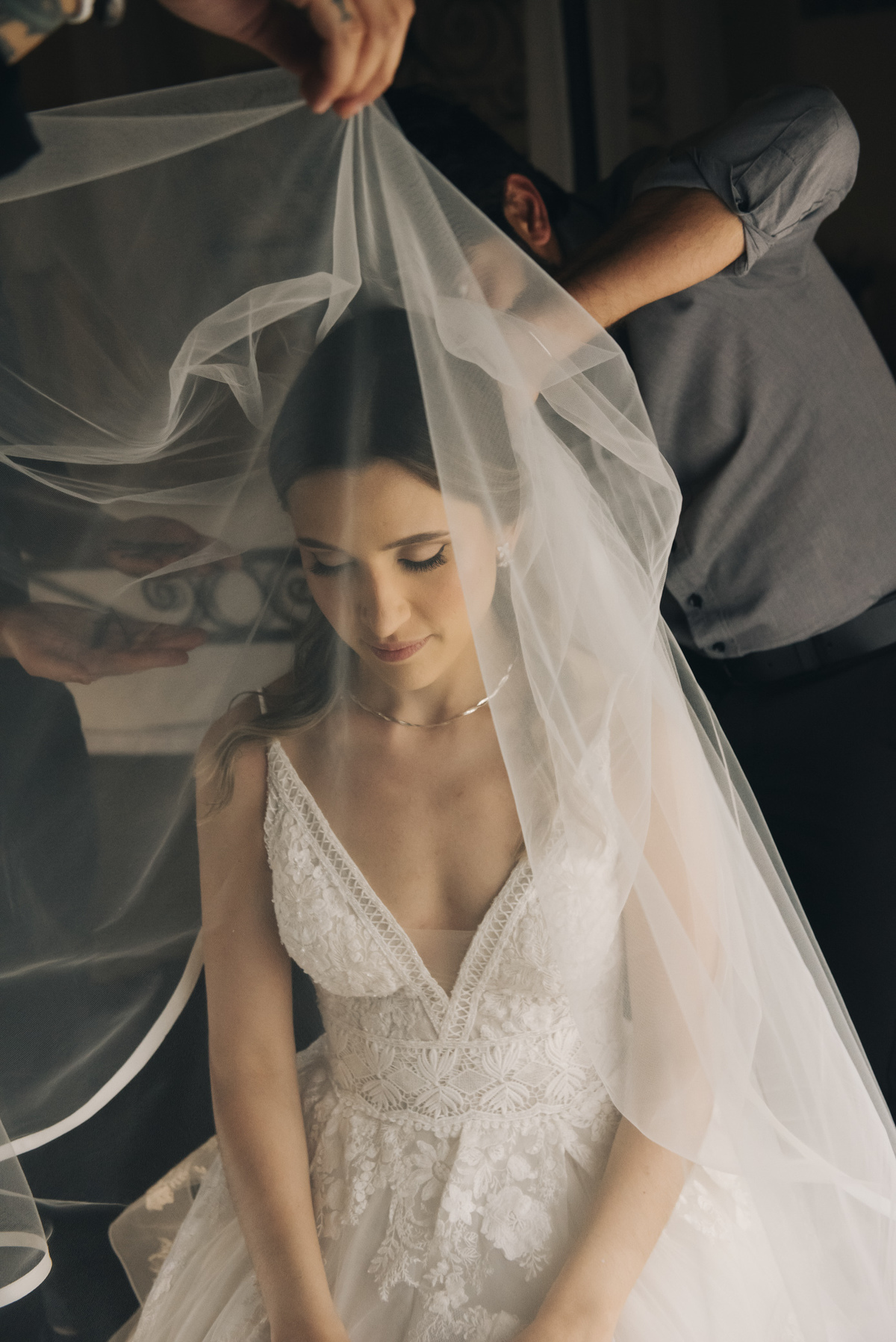 noiva colocando a grinalda antes do casamento