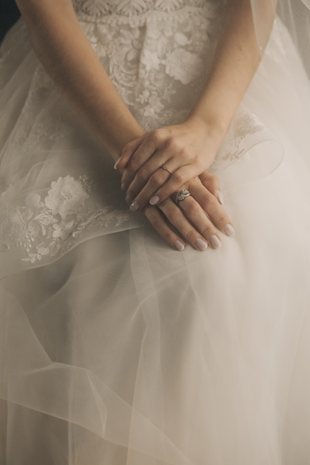 foto da mao da noiva com seu anel de noivado