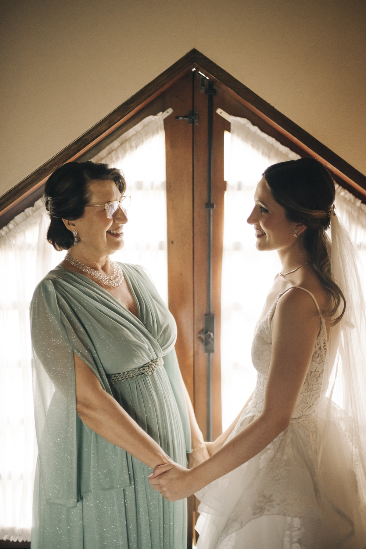 noiva com sua mae antes do casamento