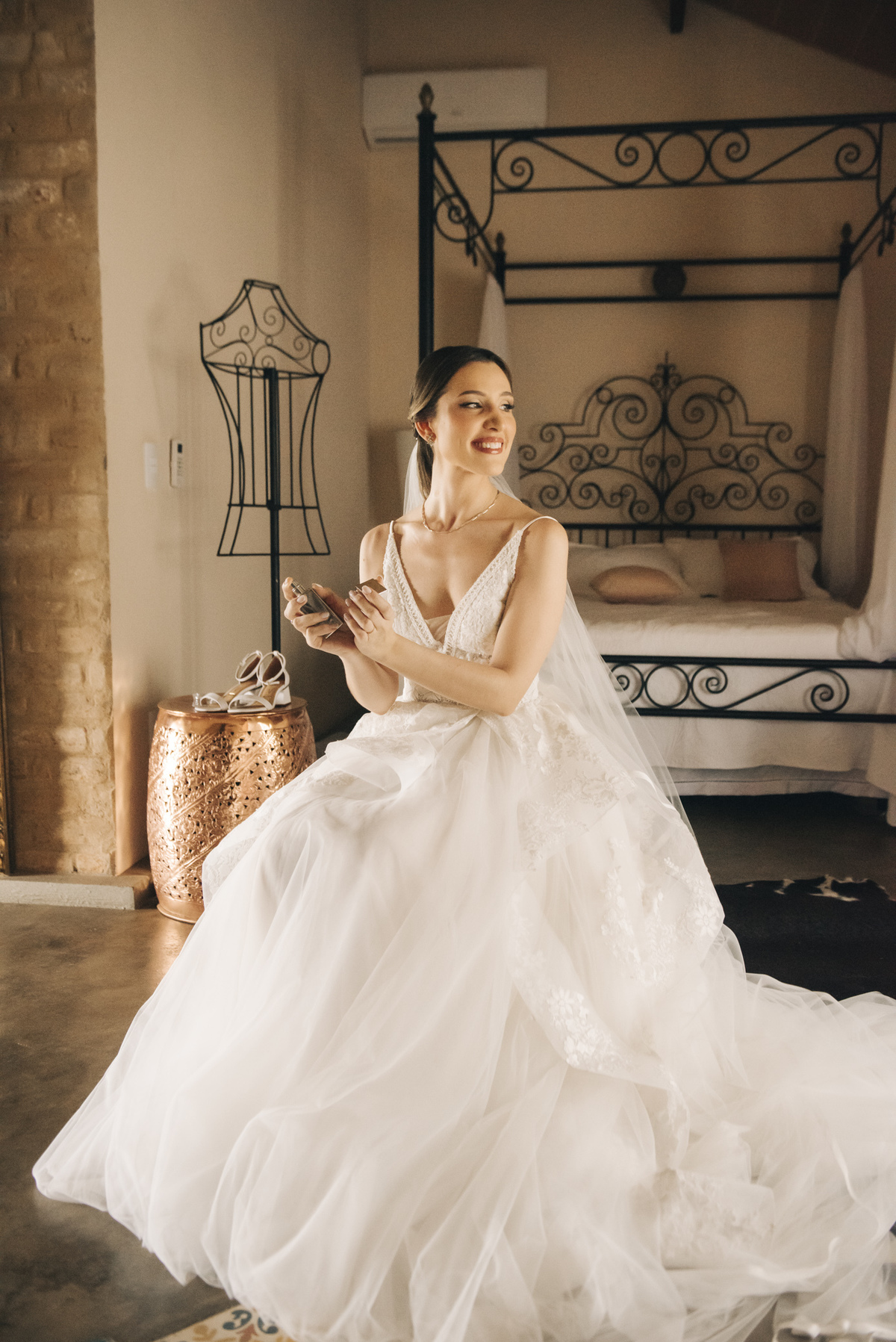 noiva passando perfume 