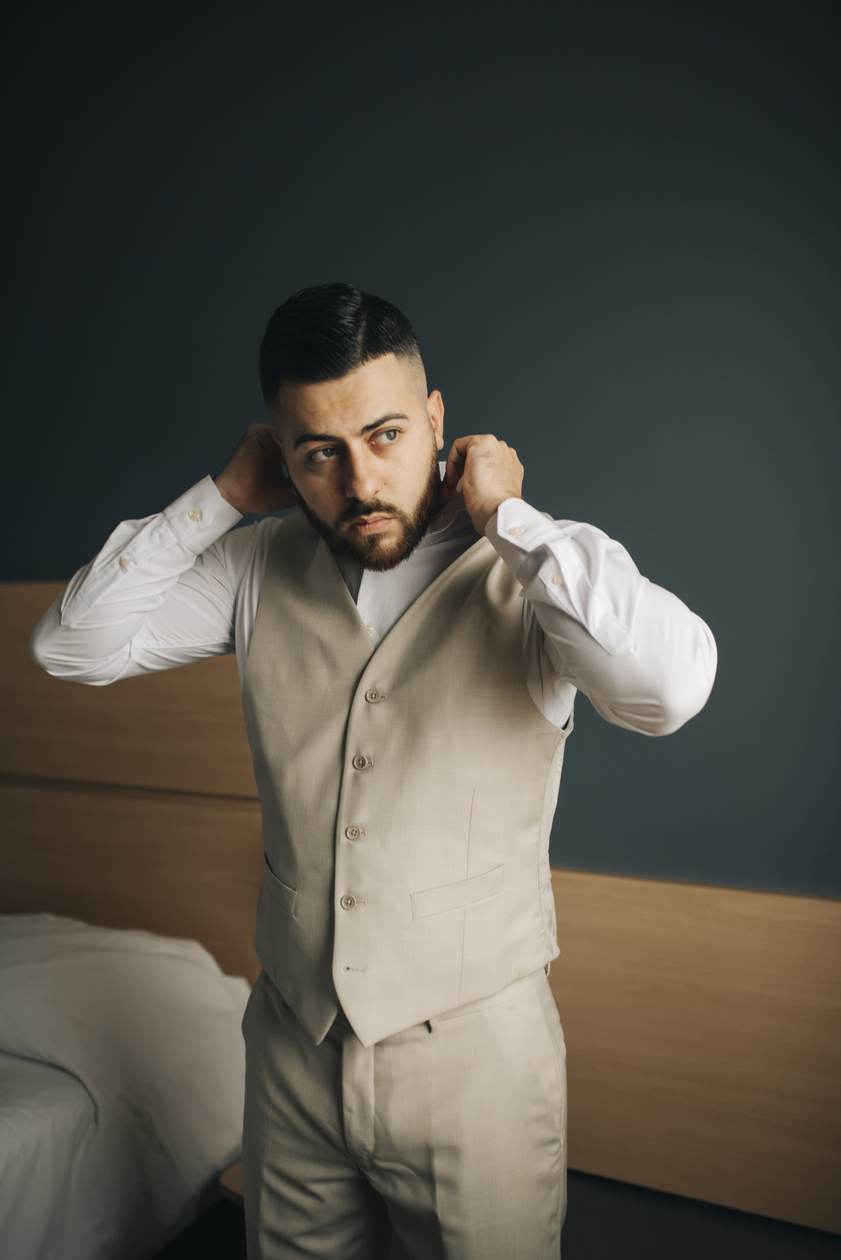 noivo colocando o colete