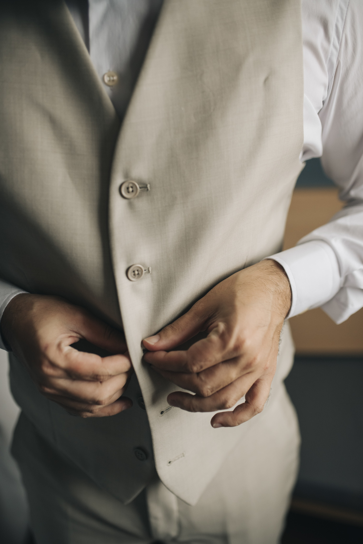 retrato do noivo se preparando para o casamento