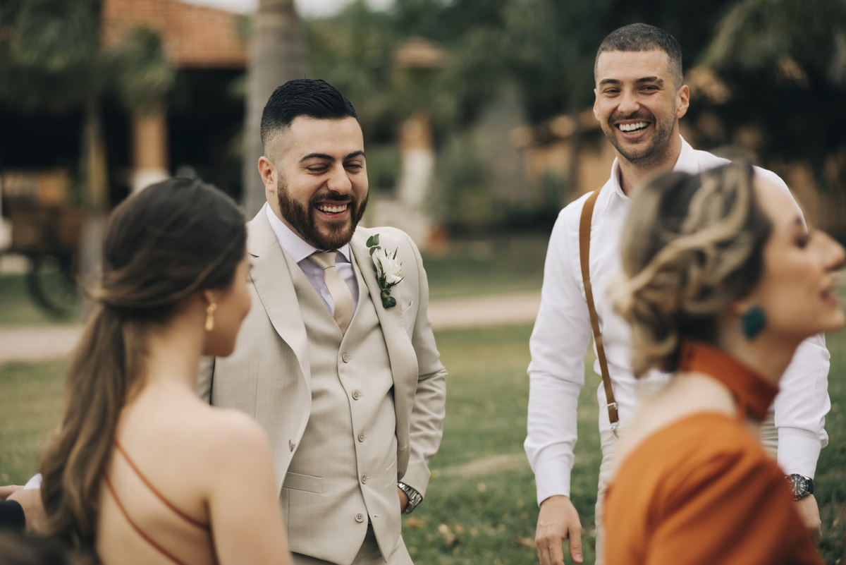 noivo chegando para casar