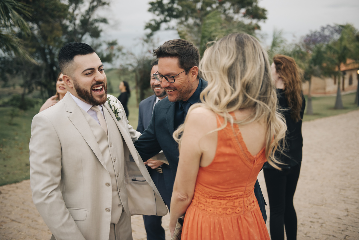 noivo recebe os convidados 