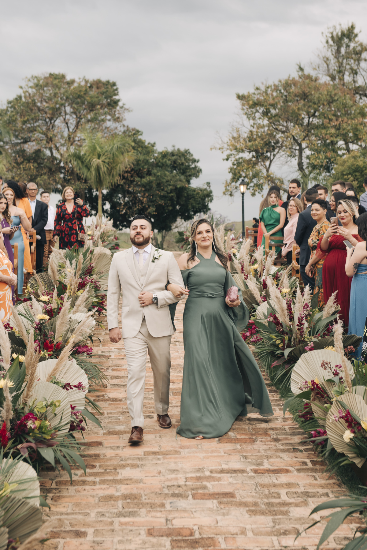 noivo entra com a mãe no dia do seu casamento na fazenda embauva itu sp