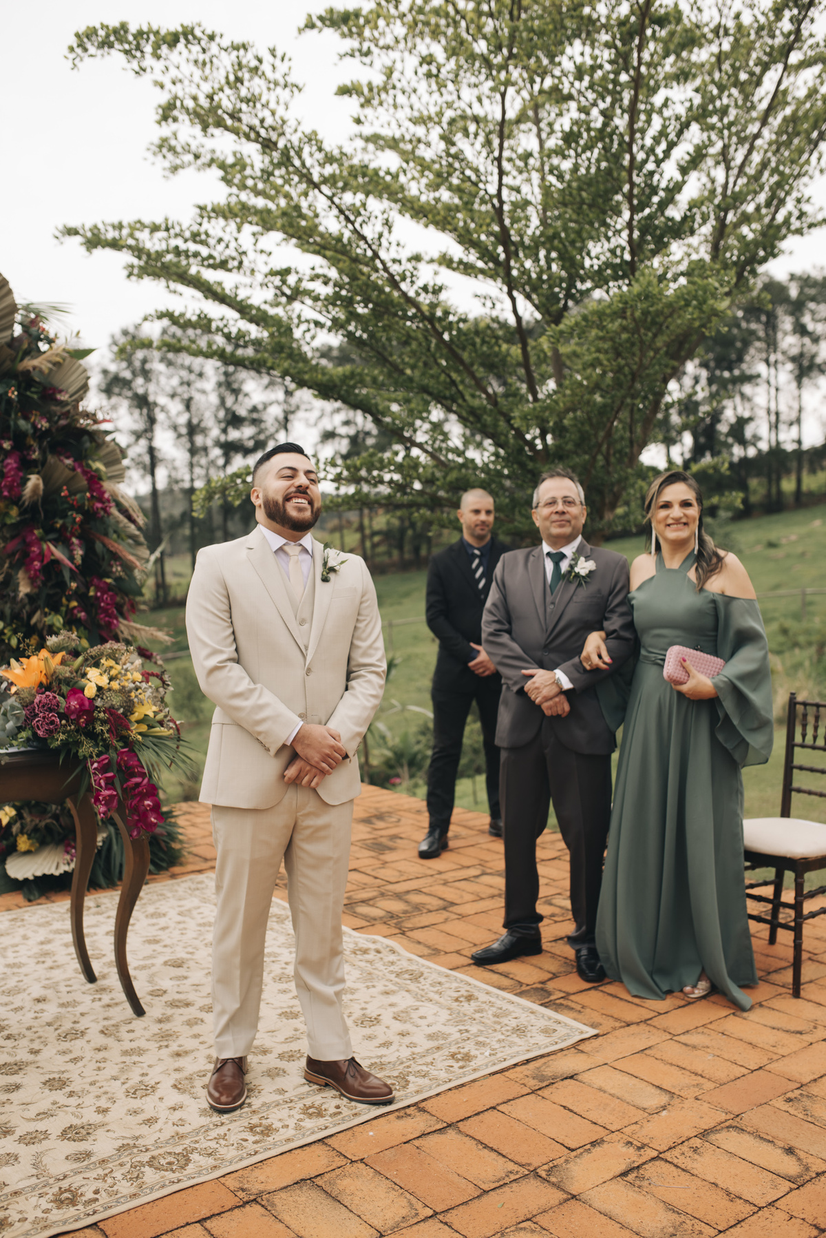 noivo sorrindo espera o grande momento da entrada da noiva