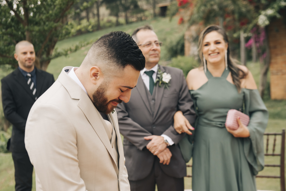 noivo se emociona ao ver sua noiva entrando no casamento