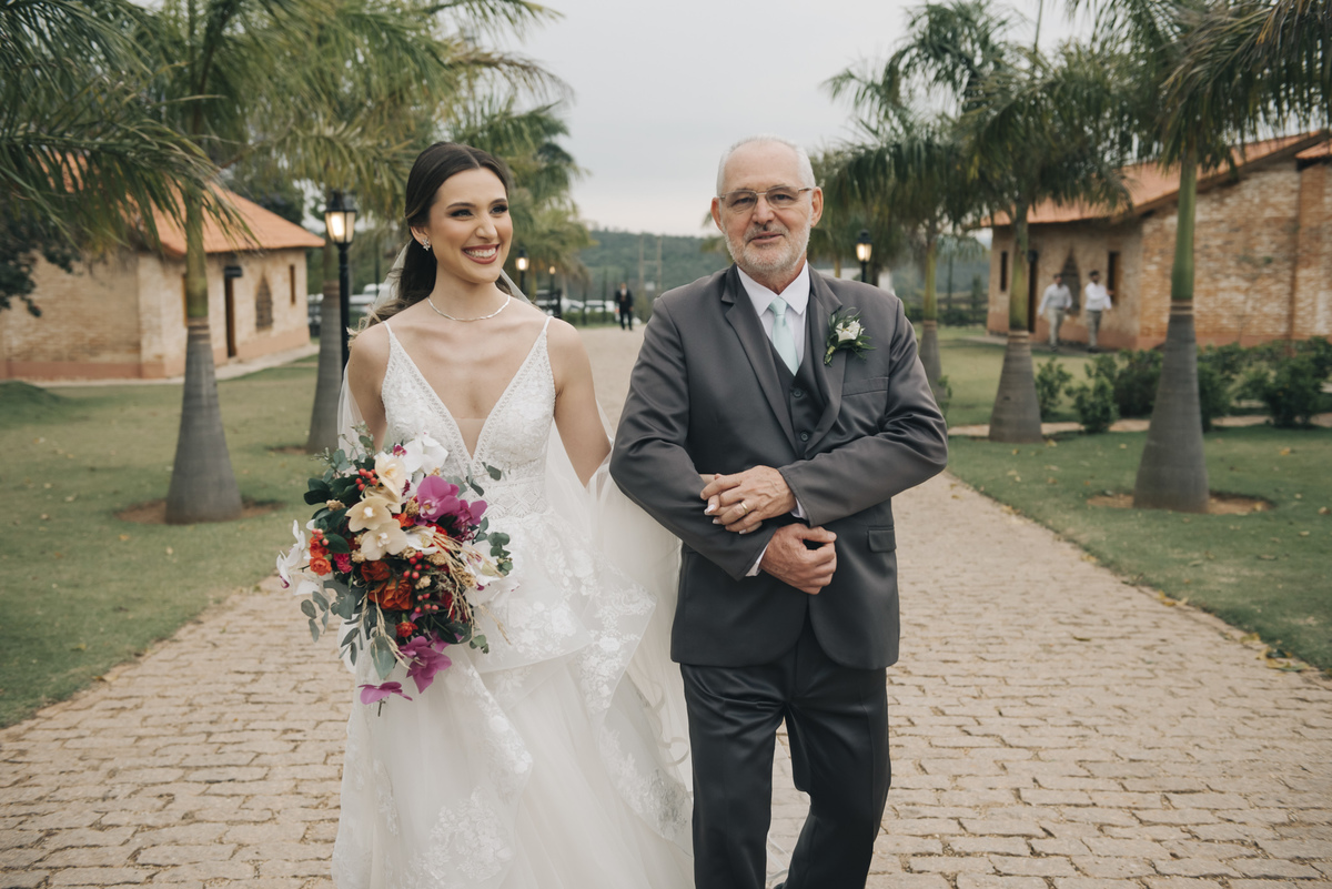 noiva caminha com seu pai para sua grande entrada na cerimonia do casamento pelo melhor fotografo de casamento daniel okuyama