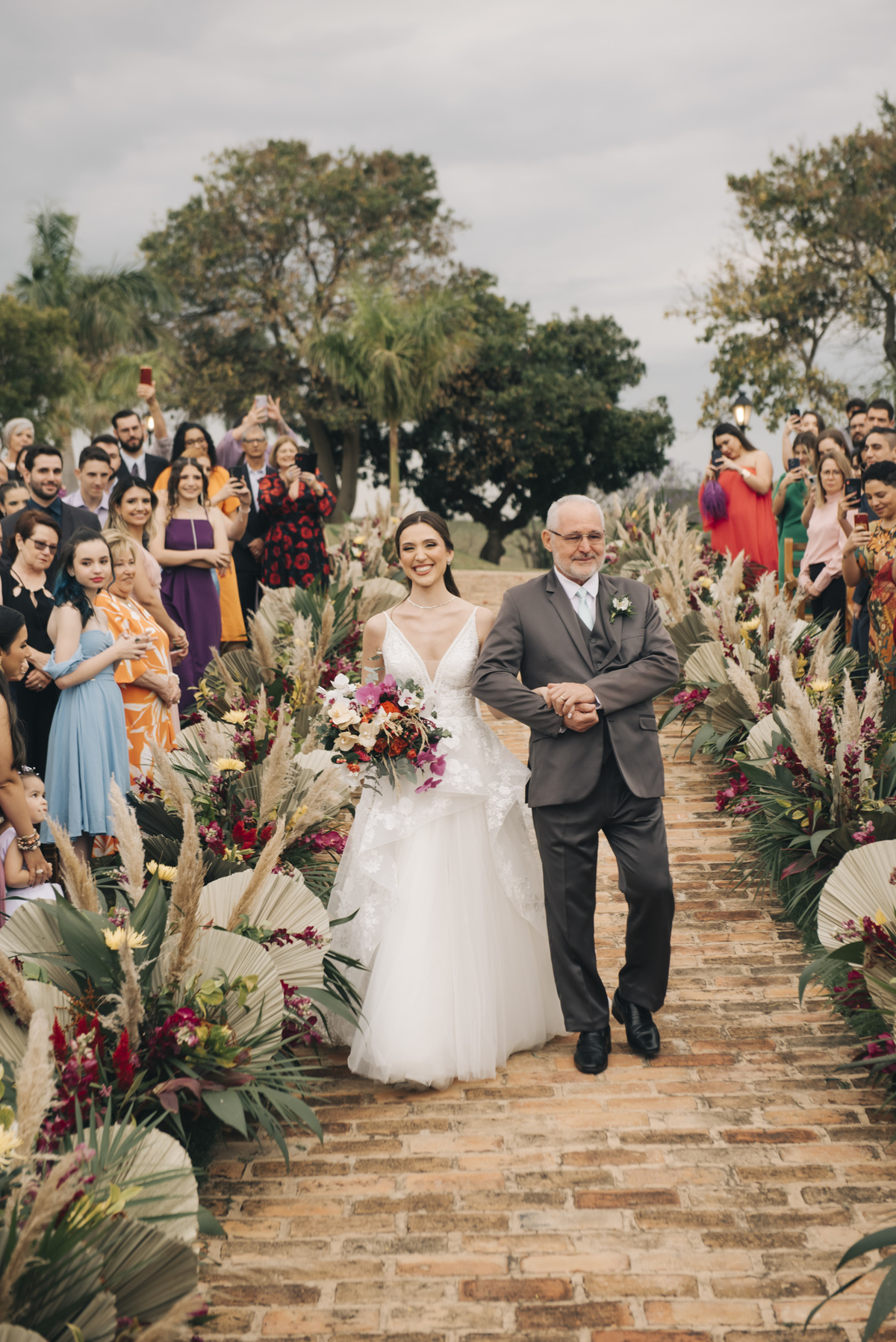 noiva entra para cerimonia sorridente