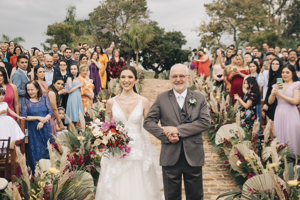 noiva linda com vestido casamarela e buque lindo