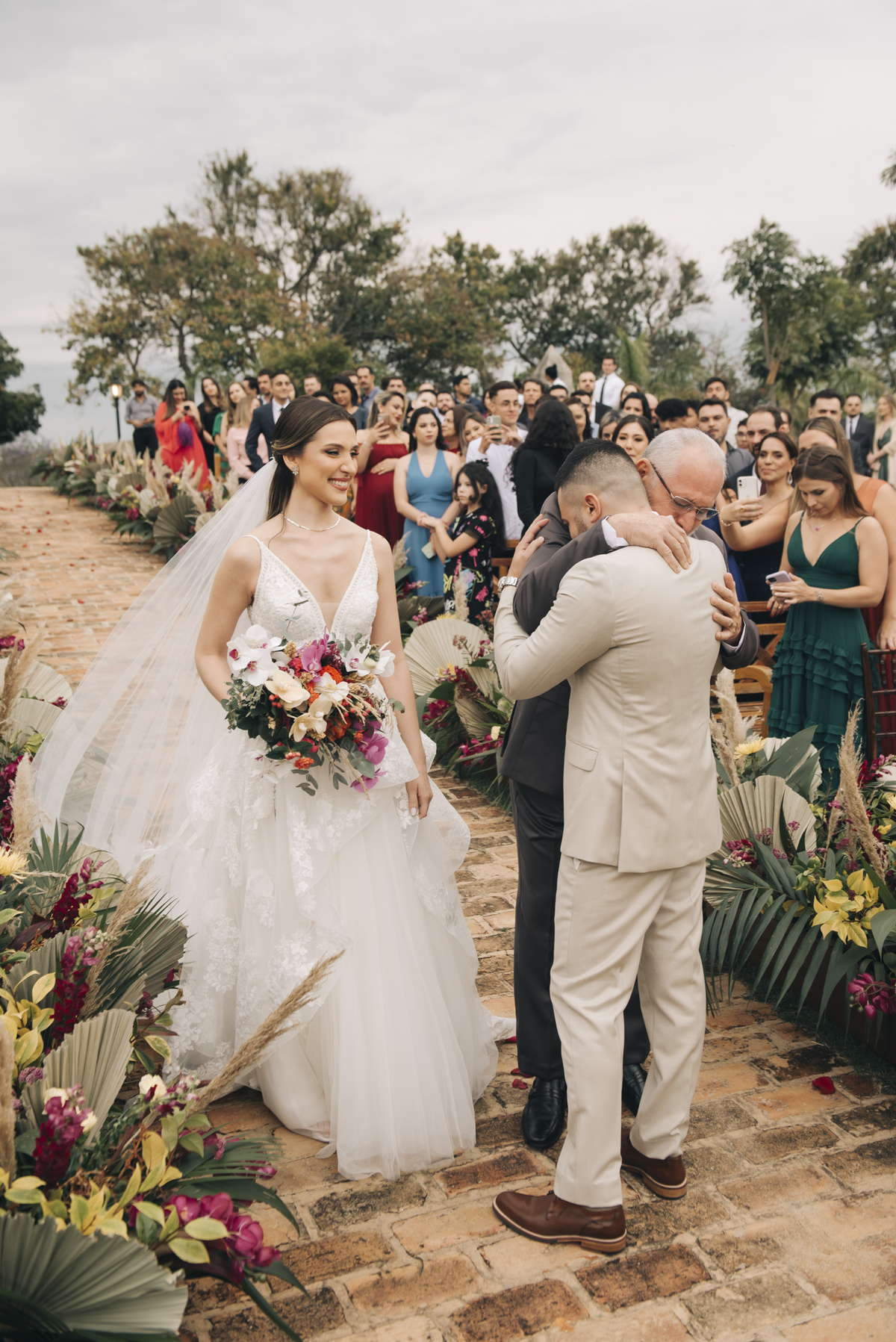 noivo se emociona ao abraçar o pai na noiva