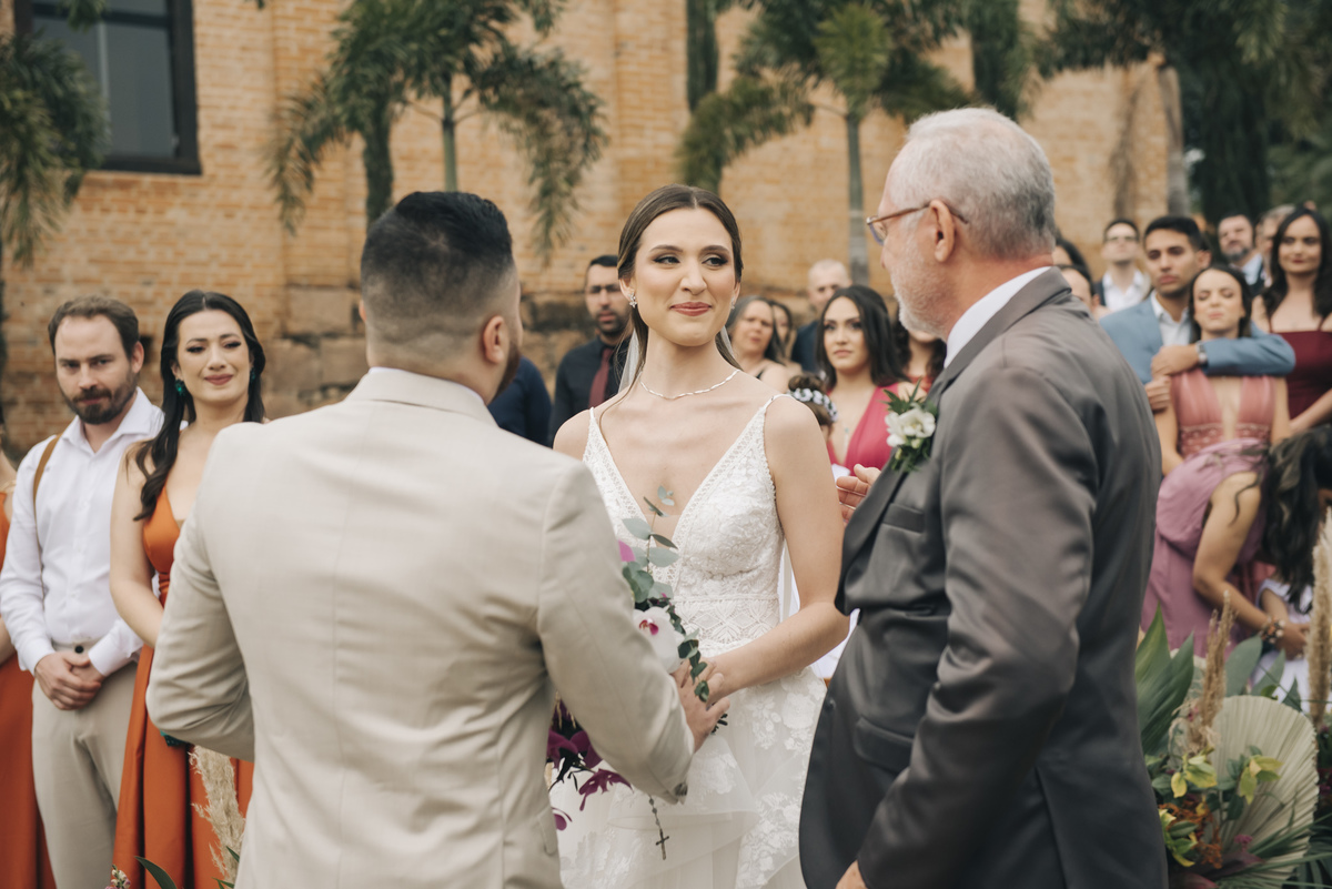 noivo abraça sua noiva antes do comeco da cerimonia