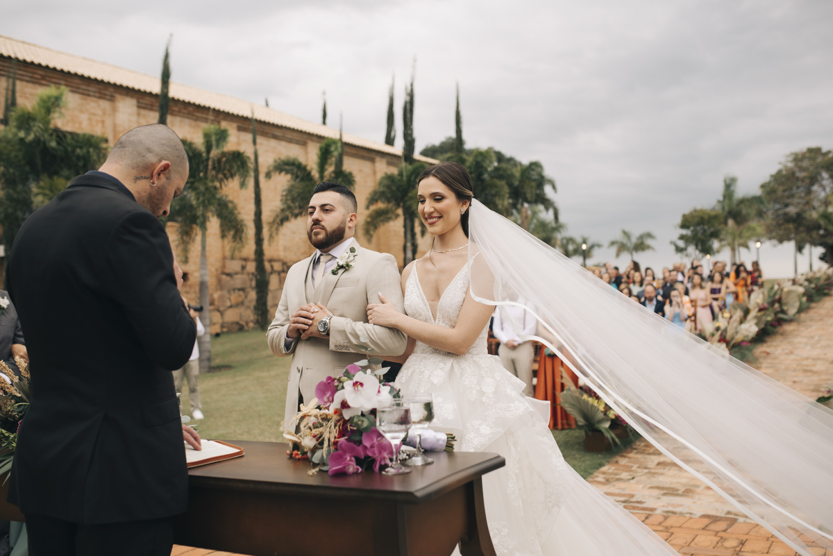 comeca a cerimonia do casamento ao ar livre na fazenda