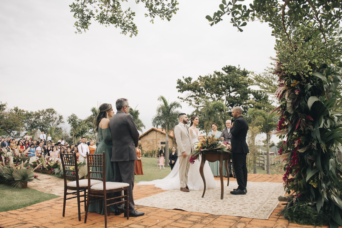 os noivos estao felizes e emocionados