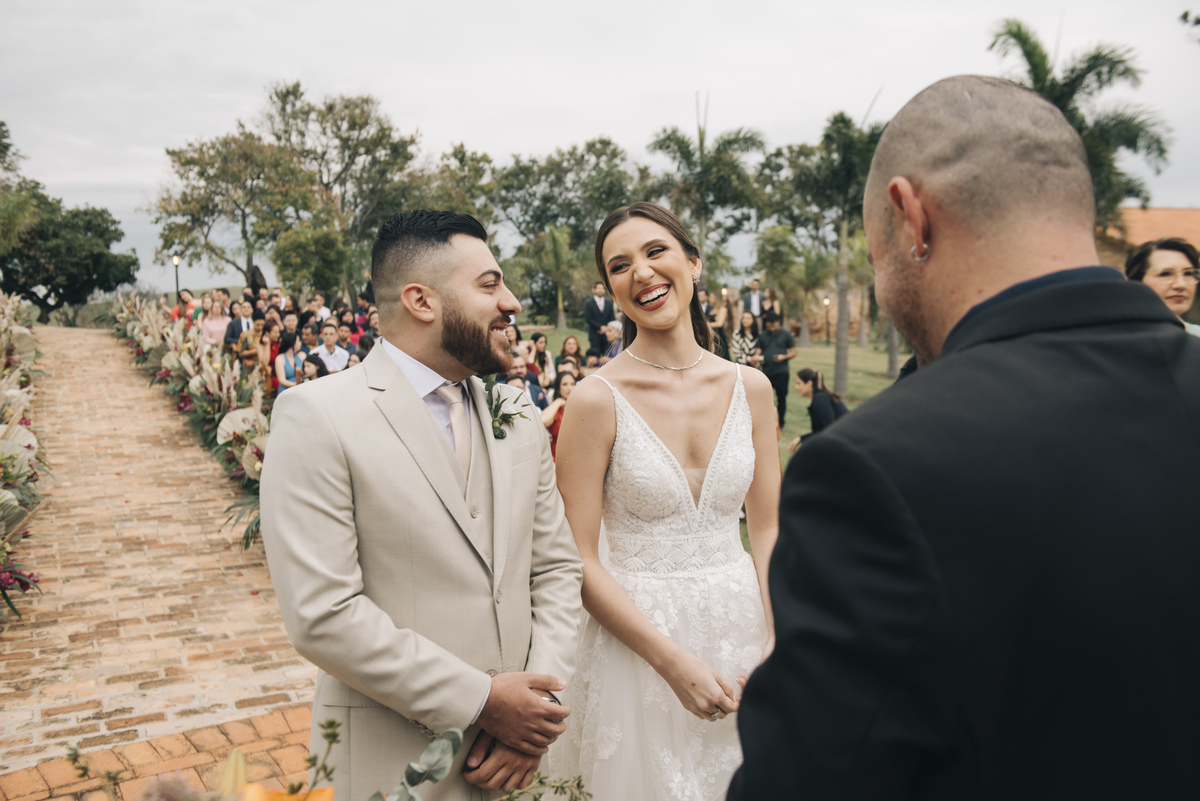 a troca de olhares dos noivos durante a cerimonia de casamento 