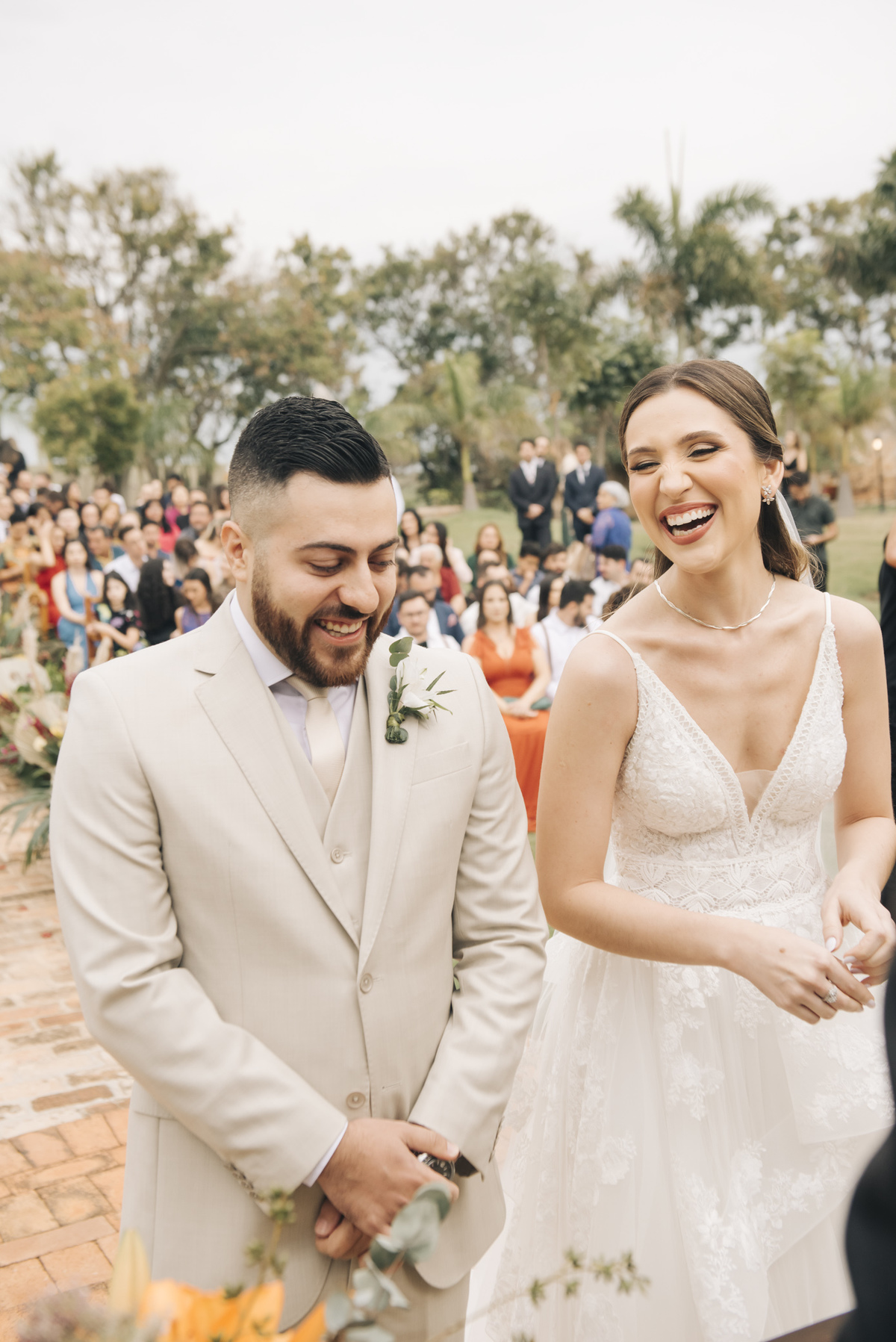 sorrisos dos noivos quando o celebrante 