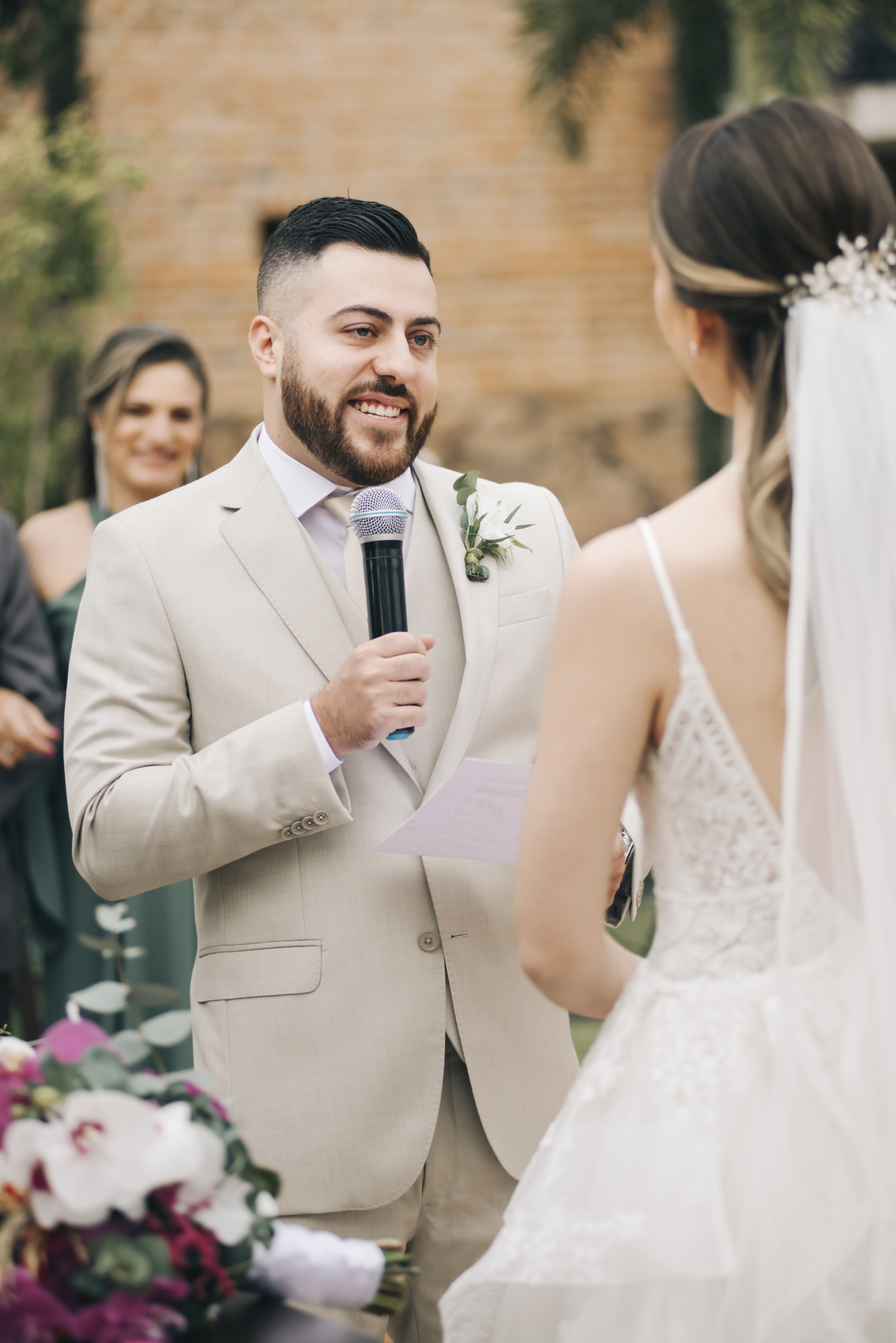 os votos dos noivos durante casamento ao livre