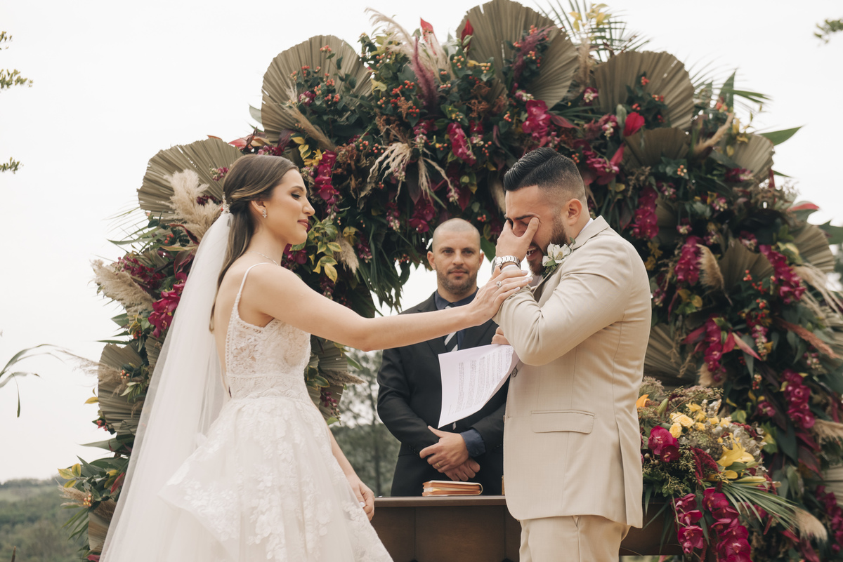 durante os votos o noivo fica muito emocionado e chora