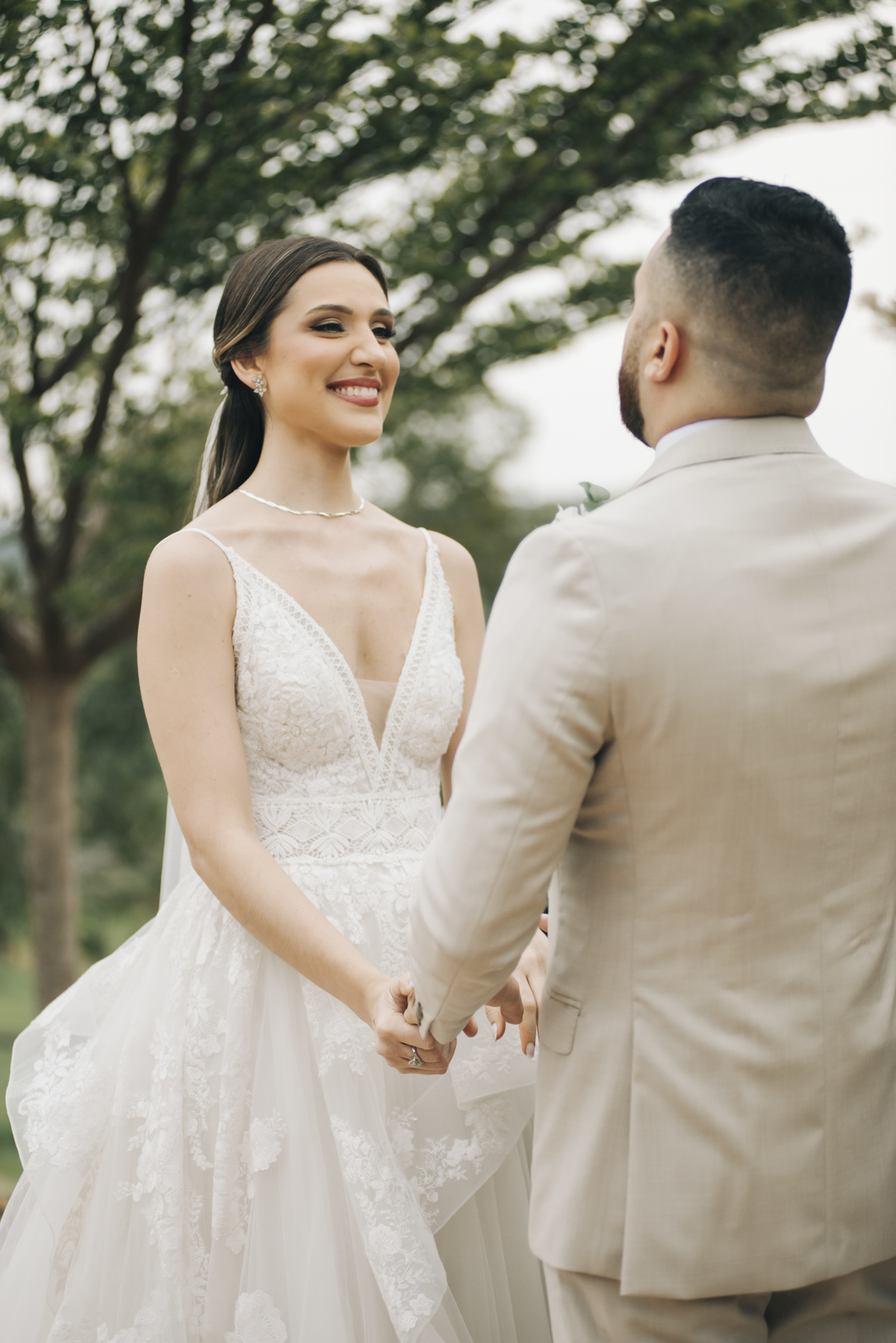 troca de olhares dos noivos durante a cerimonia