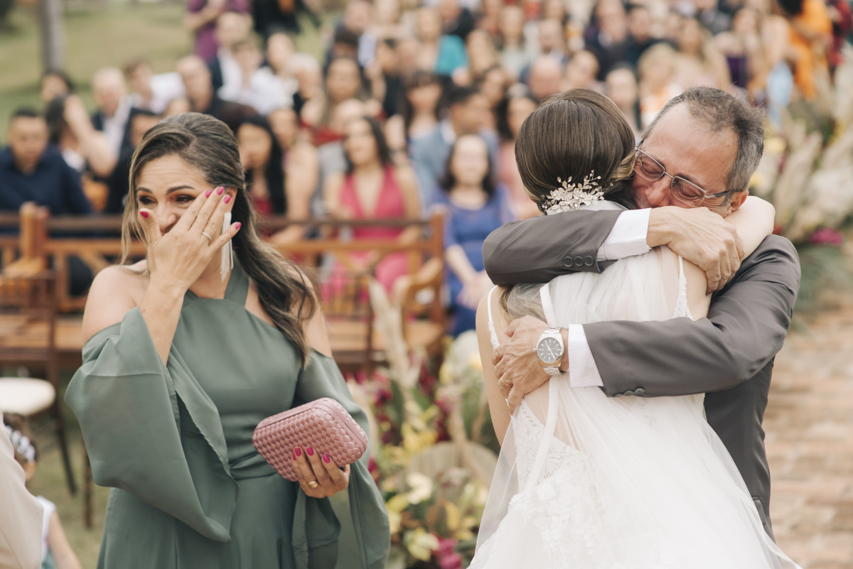 noiva abraça seu sogro no casamento