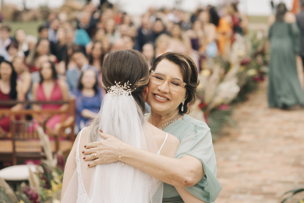 o abraco da noiva em sua mae