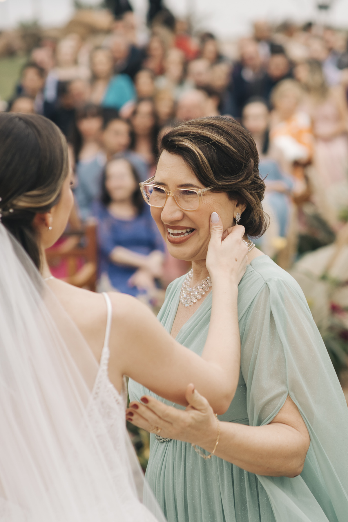 mae da noiva emocionada no casamento 