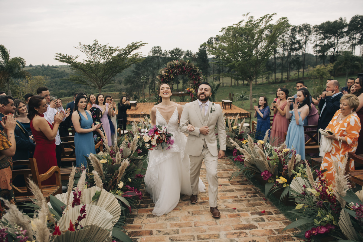 saida dos noivos cheio de alegria