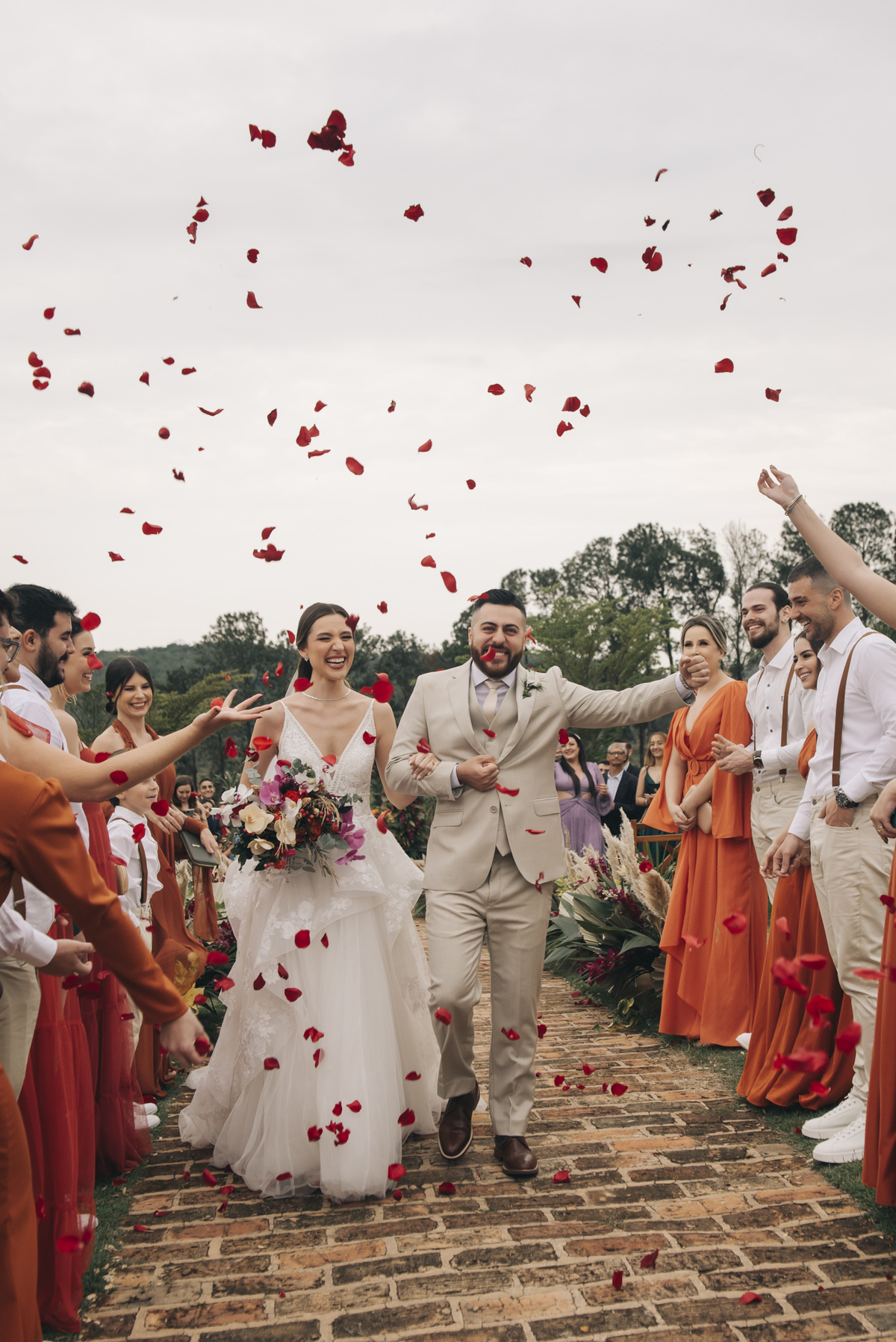jogar petalas de rosas na cerimonia de casamento ao ar livre pelo fotografo daniel okuyama