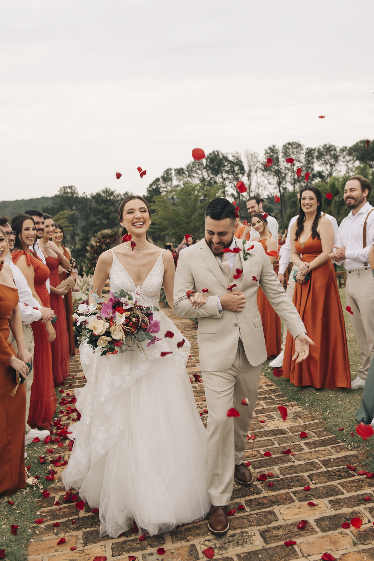 noivos no final da cerimonia de casamento