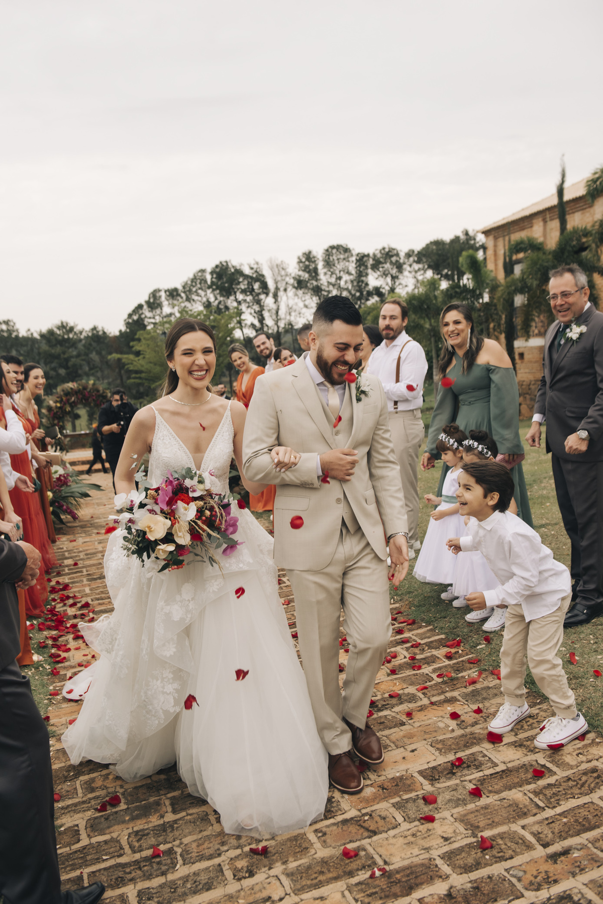 alegria e felicidade fotos de casamento ao ar livre na fazenda por daniel okuyama melhor fotografo de casamento