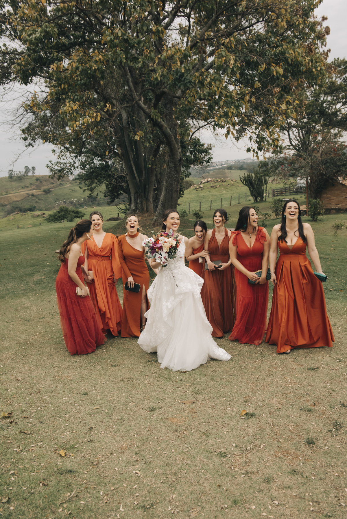 noiva com suas madrinhas no casamento ao ar livre na fazenda