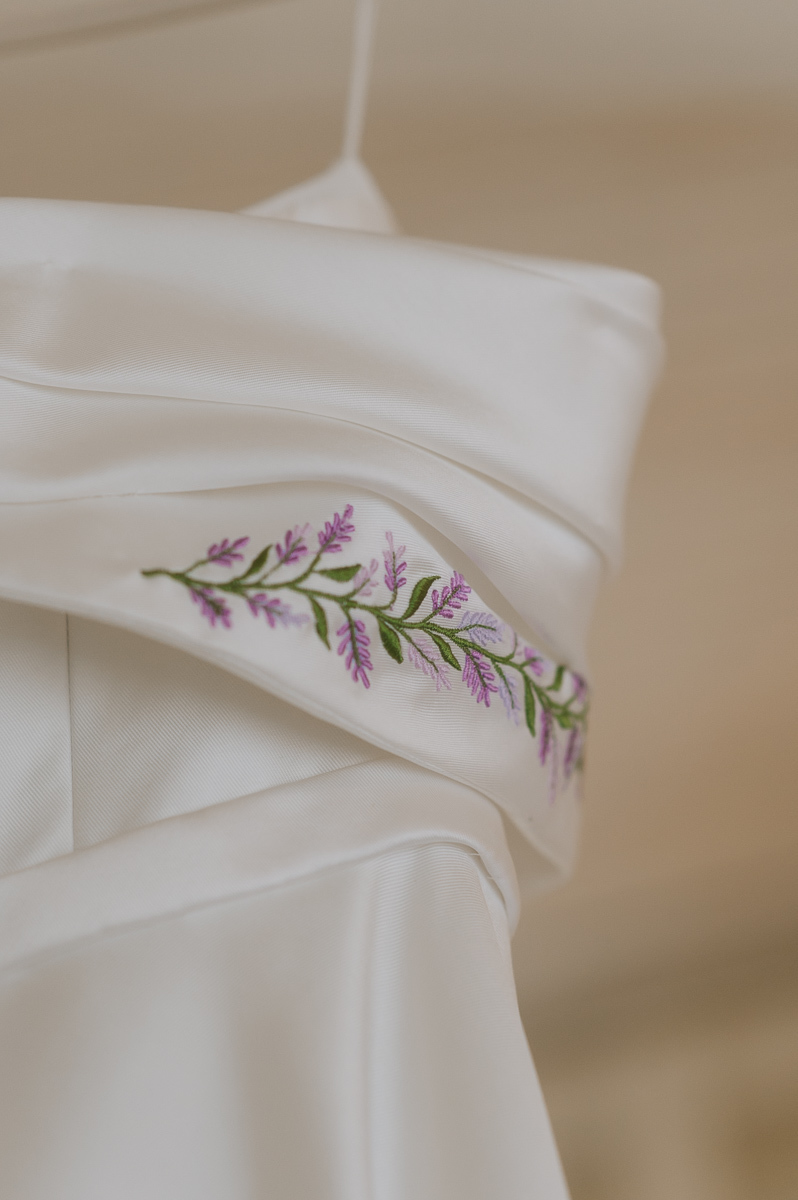 os detalhes do vestido da noiva