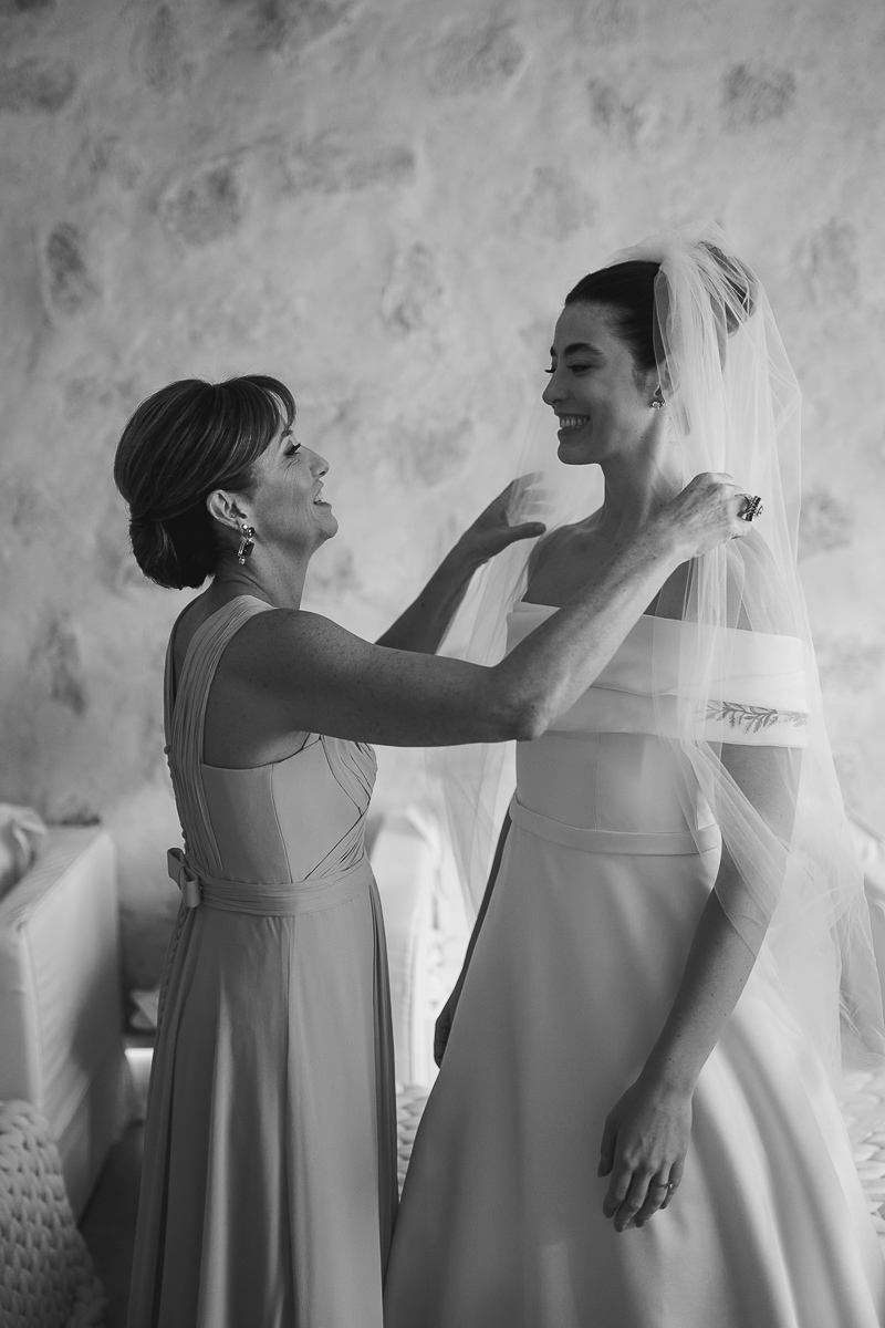 a mae da noiva ajuda nos ultimos ajustes do vestido para o casamento, foto incrivel daniel okuyama