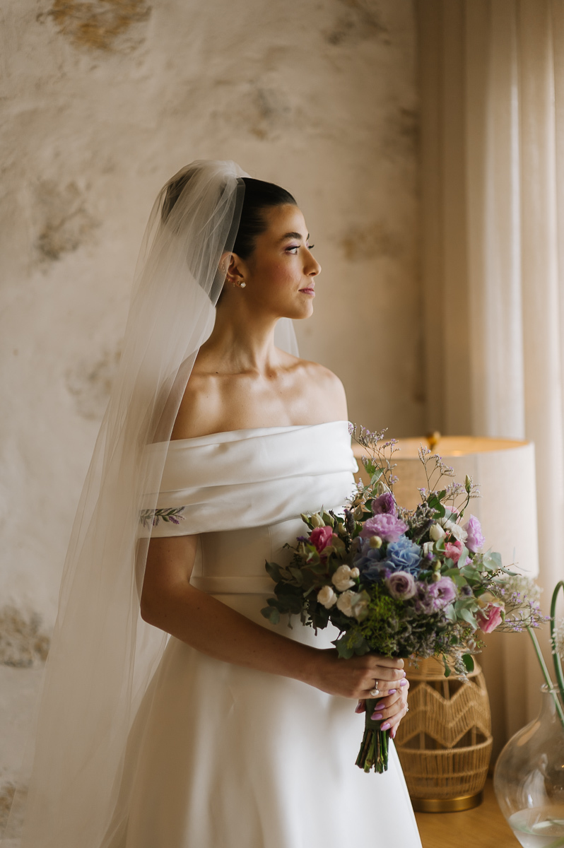 vestido de noiva, buque e maquiagem