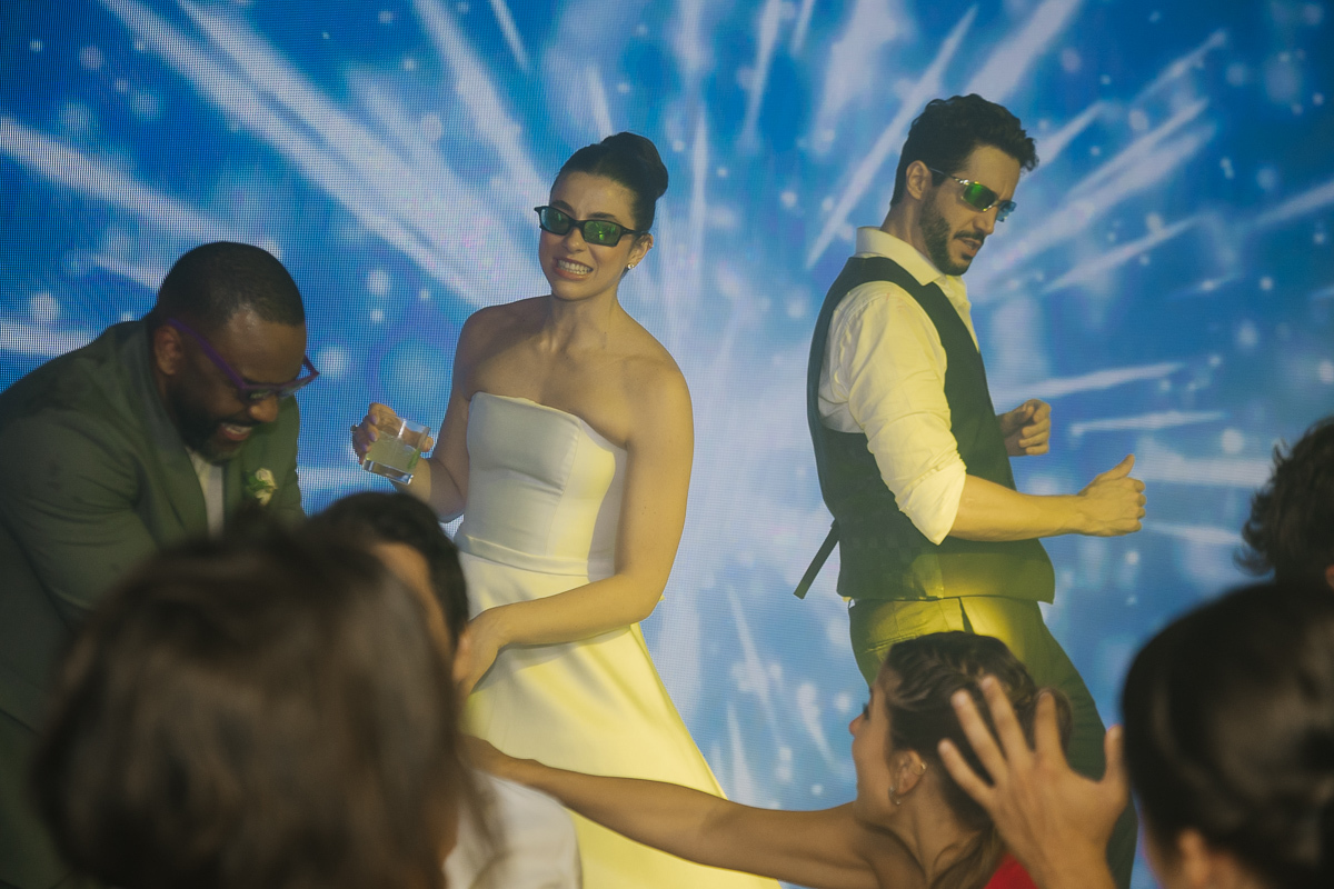 foto dos noivos se divertindo na pista de danca