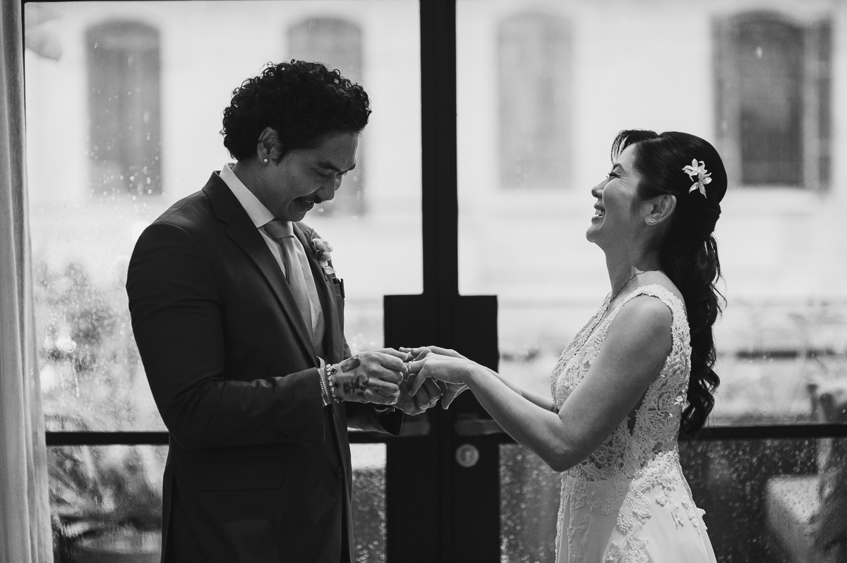 troca de aliancas feita de forma bem intimista somente com os noivos casamento rosewood