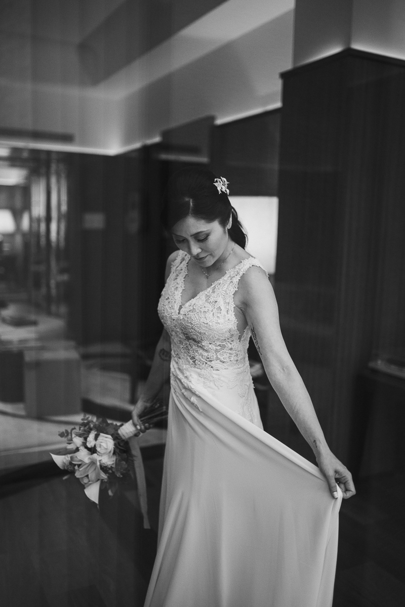 retrato da noiva em preto branco pronta para casar