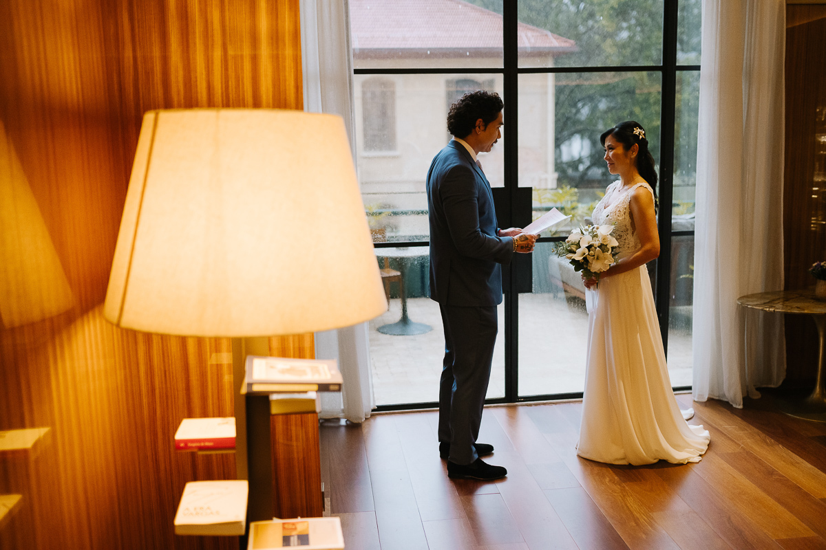 noivo fica emocionado ao realizar os votos para sua noiva no hotel rosewood sp